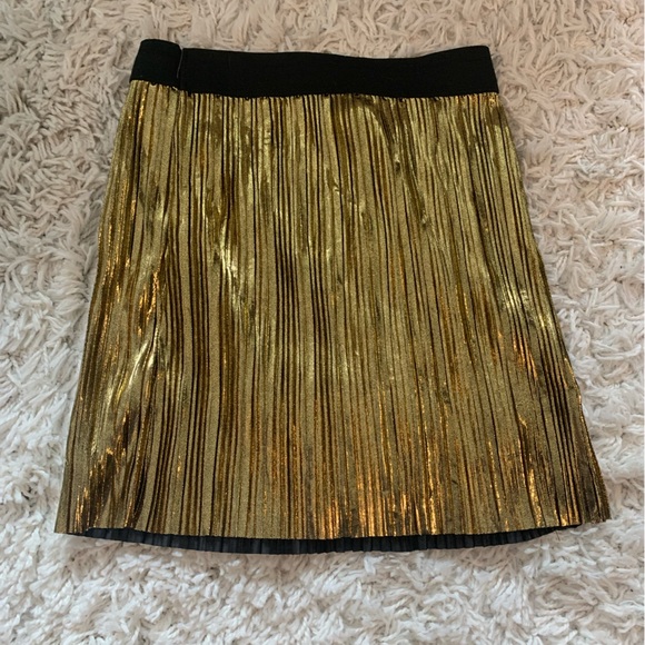Gold pleated mini skirt. - Picture 2 of 4
